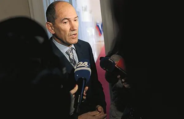 Slovenija je v gospodarski in deloma tudi socialni krizi, politična pa se je danes končala, je po imenovanju ministrske ekipe poudaril predsednik vlade Janez Janša