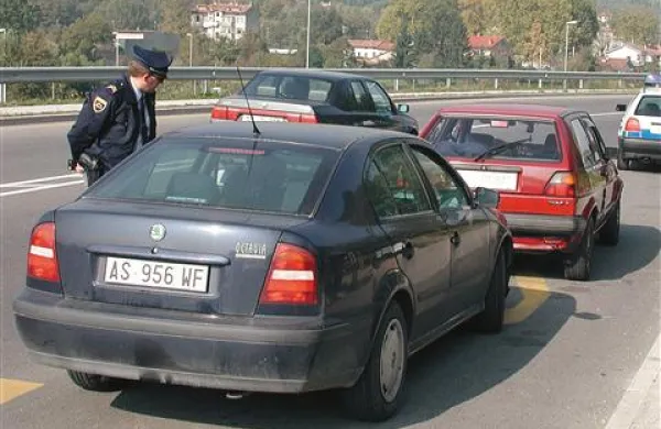 Italijanske voznike naj bi po nekaterih namigih na območju novogoriške policijske uprave strogo kaznovali zaradi domnevno manjkajoče opreme
