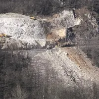 Nad Sočo je po dveh miniranjih, s katerimi so odstranili ves grozeči material, nastala velika rana, ki se še dolgo ne bo zacelila  oziroma ozelenila