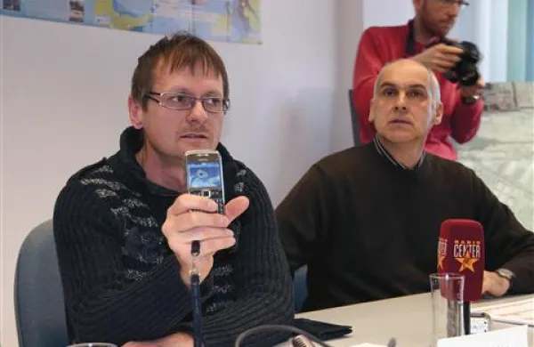 Boštjan Tavčar (levo) pričakuje, da bodo sporočilo v sili pošiljali predvsem gluhi, naglušni in mladi. Ob njem je vodja koprskega centra Zvezdan Božič 