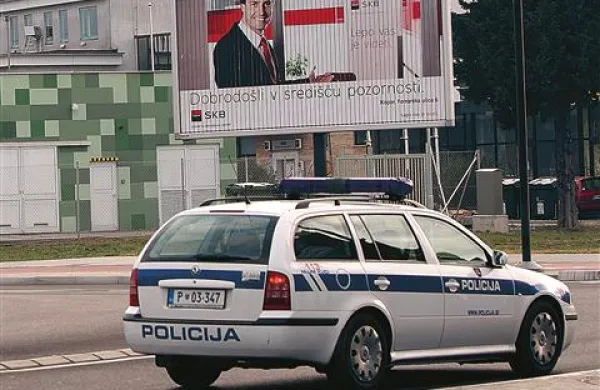 Policisti so v torek poskušali ustaviti prehitrega voznika, a ga je ustavila šele ograja na cesti med Izolo in Koprom