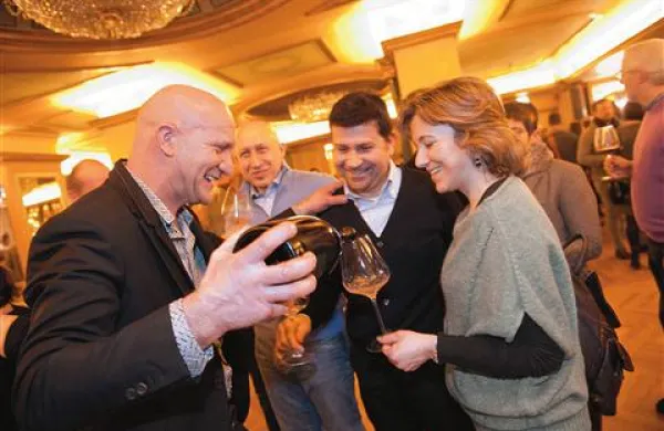 Aleš Kristančič s posestva Movia (levo) je bil na predstavitvi v hotelu  Westin Palace dobro razpoložen