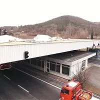 Podobno kot na bivšem mejnem prehodu Škofije je burja odkrivala pločevinaste strehe nekaterih šol in vrtcev