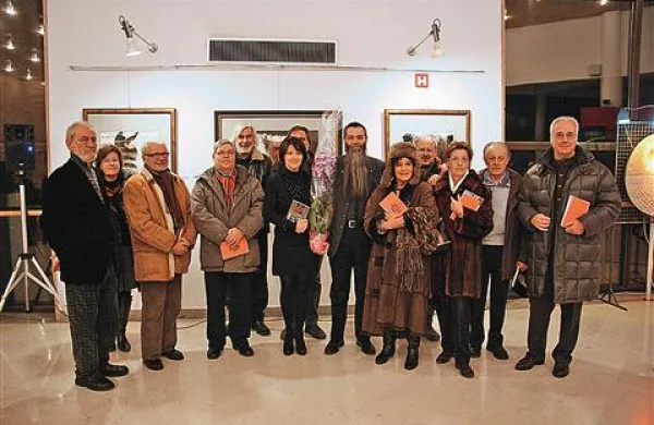Skupaj so se predstavili (z leve) Aleksij Pregarc, Jasna Merku, Deziderij Švara, Edi Žerjal, Pavel Hrovatin, Anamarija Stibilj Šajn, Piero Conestabo, David Terčon, Annamaria Ducaton, Roberto Dedenaro, Elsa Delise, Livio Zoppolato in Claudio Sivino. Na fotografiji manjka le Boris Zulian.
