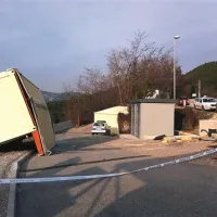 Policistom na mejnem prehodu Sočerga je zadnja burja odpihnila še sanitarije