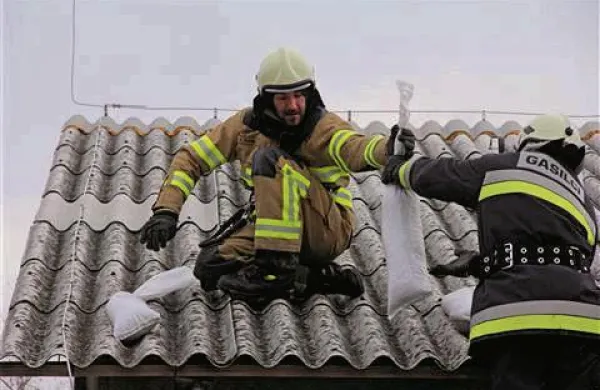 Gasilci na Goriškem in Notranjskem so zaradi močne burje tudi včeraj in ponoči imeli polne roke dela  