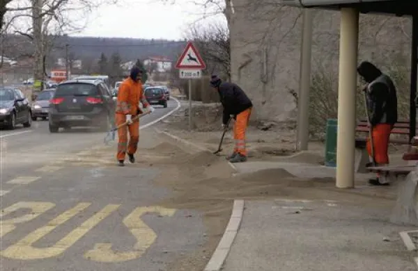 Ceste so še vedno zaprte ali le delno prevozne tudi zato, ker delavci čistijo nanose zemlje in ostanke poškodovanih streh