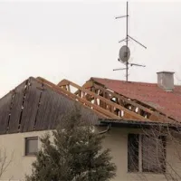 Hiša na Ajševici z odkrito streho