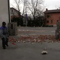 Ceste in dvorišča v Ozeljanu, Šempasu, Šmihelu in na Ajševici so prekrite z zdrobljenimi strešniki. Foto: Ambrož Sardoč