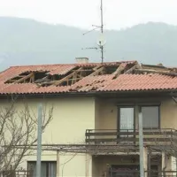 Hiša na Ajševici z odkrito streho. Foto: Leo Caharija