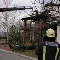 Na terenu je še vedno več kot 100 poklicnih in prostovoljnih gasilcev. Foto: Ambrož Sardoč
