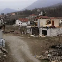 Najhuje jo je skupila stanovanjska hiša v Šempasu, kjer je dobesedno odneslo celo nadstropje – stanovalce so pravočasno evakuirali na varno. Foto: Ambrož Sardoč