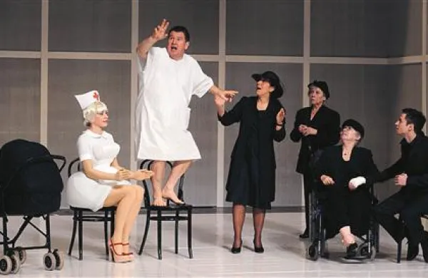 Bolnišnični prizor tragikomične igre (z leve): Medea Novak, Jože Hrovat, Marjuta Slamič, Mira Lampe Vujičić, Teja Glažar in Andrej Zalesjak