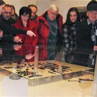Teja Gerbec, soavtorica razstave (druga z leve) in prvi obiskovalci, ki so si ogledali keltsko najdbo