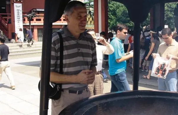 Peter Vilfan se je med košarkarskim SP na Japonskem leta 2006 z delom novinarske ekspedicije ustavil  v japonskem starodavnem budističnem templju Senso-ji v Tokiu. Tako se je postavil pri  t.i. kadilu želja. Od takrat mu ne gre slabo ...