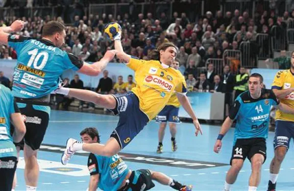 Najbolj razpoloženi igralec v domači vrsti je bil Dean Bombač (z žogo)