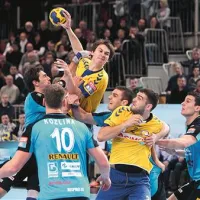 Sebastiana Skubeta (z žogo, v ospredju Bojan Skoko) je obramba Metalurga večinoma dobro zaustavljala