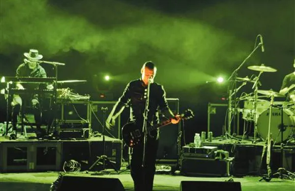  “Vemo, da smo v gledališču, a ne bomo se ozirali na to. To bo glasen in rockovski koncert,” je Tomi Meglič napovedal na začetku koncerta v SSG 