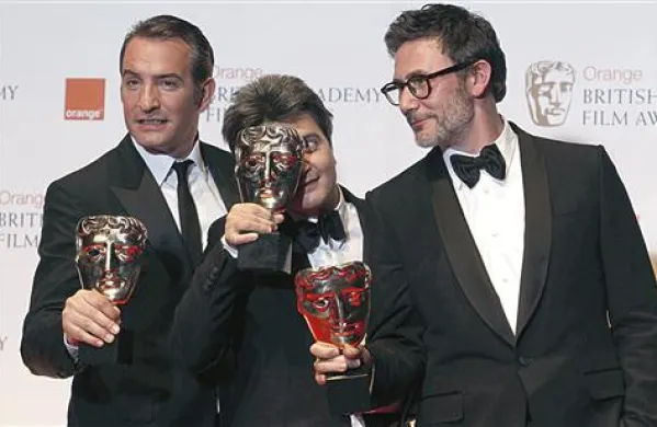 Režiser Michael Hazanavicius (desno), Jean Dujardin (levo) in Thomas Langmann v sredini