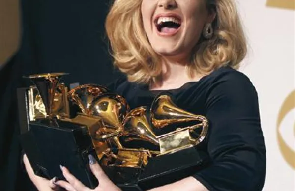 Adele Adkins je na nedeljski 54. podelitvi glasbenih nagrad grammy pobrala vseh šest zlatih kipcev gramofonov