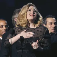 Za Adele je bila podelitev zelo pomembna, saj se je na oder vrnila prvič po operaciji glasilk novembra lani