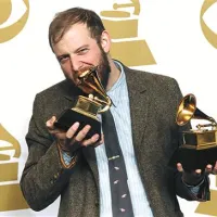 Ameriški pevec Bon Iver je prejel dva grammyja; za najboljšega novega glasbenika in najboljši alternativni album