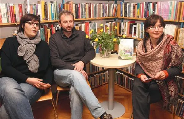Sodelujoči uvodničarji v posvetu o prenovi kraških hiš (z leve) Aleksandra Torbica, Erik Modic in Nataša Kolenc