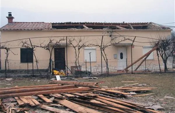 V Podgraju je burja odkrila pol ostrešja stanovanjske hiše
