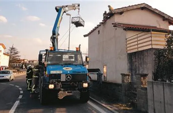 V Selu, kjer so namerili najhujše sunke burje, je veter odkril več streh - na fotografiji eno od mnogih sobotnih posredovanj Civilne zaščite 