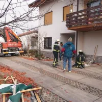 Gasilci so reševali načete strehe