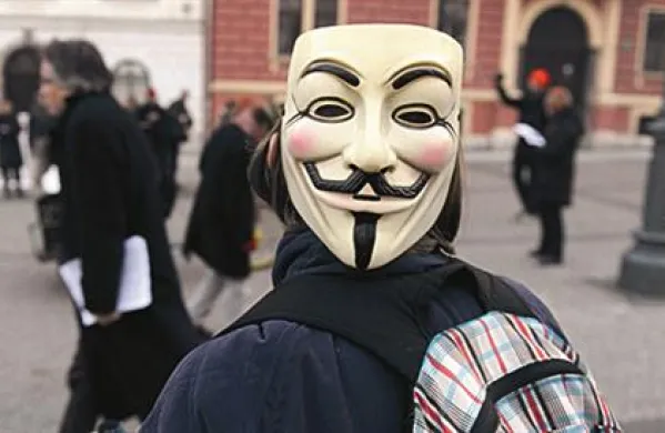 Protestnik na shodu proti Acti na Kongresnem trgu v Ljubljani 6. februarja