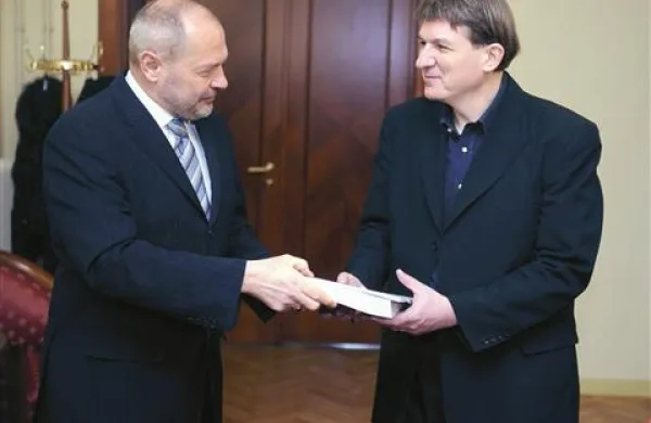 Novi finančni minister Janez Šušteršič je od svojega predhodnika Franca Križaniča danes prevzel posle