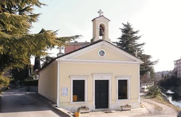 Še danes  marsikateri domačin svoj kraj imenuje Sveta Lucija - po zavetnici solinarske cerkvice v središču naselja 