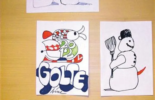 Bine Rogelj, ki se ga javnost najbolj spominja kot karikaturista pokojnega Pavlihe, je na vrata svoje hotelske sobe razobesil nekaj svojih priložnostnih izdelkov. Seveda so v zelo kratkem času pošli.