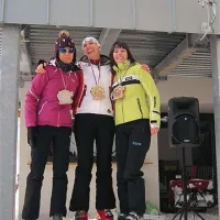 Mariša Bizjak (TV Slovenija, desno) na stopnički za tretje mesto, ob malo hitrejših veleslalomistkah Maji Grgič (Delo, levo) in Petri Lesjak (Večer)
