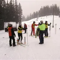 Tek pri minus 18 ni mačji kašelj, a so novinarji, vajeni vsega hudega, tudi to preizkušnjo  prestali stoično