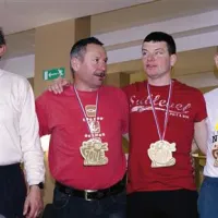 Poker primorskih tekačev malo po tem, ko jim  je mraz na tekmi na obraze pričaral  rdeče-belo barvno kombinacijo. Z leve: Igor Mušič (PN), Miloš Batistuta (svobodni novinar), Blaž Močnik (Delo), Venčeslav Japelj (PN).