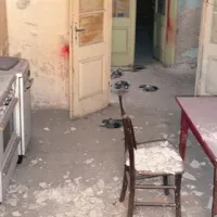 Pogled skozi okno hiše v Volaričevi ulici 2 je razkril bedo, ki se je zadnja leta kopičila v njeni notranjosti