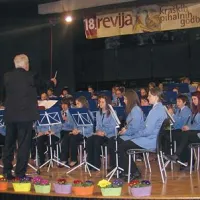 Pihalni orkester Ilirska Bistrica se je reviji pridružil približno leta 2000