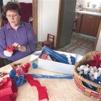 Ena od spretnih žensk iz Podgrada, ki izdelujejo rože škoromatom, je Liljana Stipančič