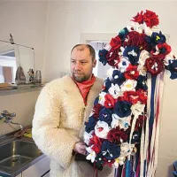 Mitja Ivančič s kapo škoromatov iz Podgrada; zanje je značilen trikotnik na vrhu