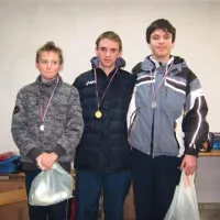 V mladinski konkurenci je zmagal mladinec Jernej Šemrov, eden najbolj nadarjenih mladih slovenskih tekačev, pet let mlajša Postojnčana Gašper Leskovec (levo) in Klemen Vilhar pa sta mu sledila  