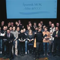 Dean Bombač (v ospredju) je prejel priznanje za najboljšega športnika Kopra 2011. Povsem v ozadju so njegovi soigralci iz Cimosa, pred njimi pa ostali glavni nagrajenci.