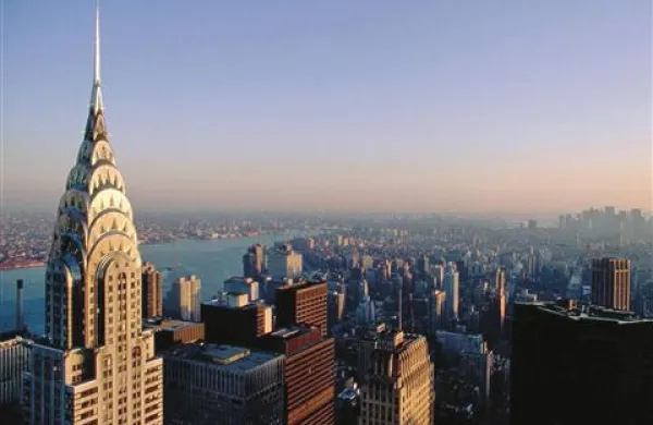 Poroke so v 61. nadstropju, stolpnica pa ima 102 nadstropji. Empire State Building je po terorističnih napadih 11. septembra 2001 spet najvišja stolpnica v mestu.