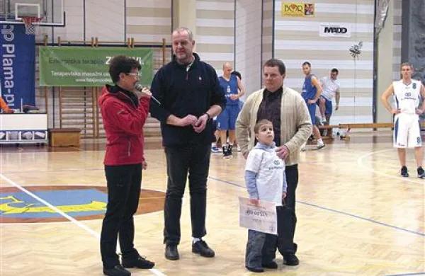 Žigi in Darju Kreblju (na desni) je ček izročil predsednik KK Plama-pur Bojan Gorjanc, levo je predsednica DPM Darinka Dekleva