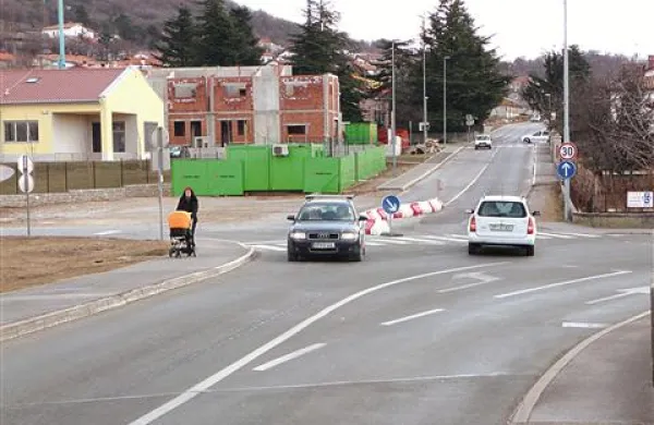 Vozniki, ki pripeljejo iz središča Sežane, ne morejo zavijati na levo, na Regentovo ulico. Na levo lahko zavijajo šele v naslednjem križišču.