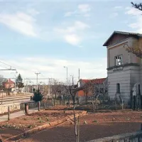 Tu je nekoč stal  železniški prehod iz divaškega trikotnika do mesta,  ki ga sprehajalci še vedno  uporabljajo