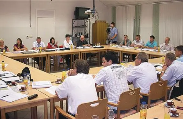 Štiri svetniške skupine v Ilirski Bistrici so v torek protestno zapustile občinsko dvorano, ker so  namesto ustne predstavitve želele pisno finančno poročilo