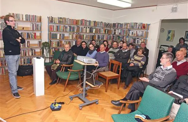 Rok Furlan (stoji) je s svojo diplomsko nalogo o poitalijančevanju imen v času fašizma v komenski knjižnici spodbudil tudi pestro razpravo o odnosu do slovenščine danes
