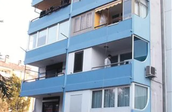 Kriminalistični tehnik na zasteklenem balkonu četrtega nadstropja in policist sta izmerila višino, s katere je petletni malček padel na betonska tla